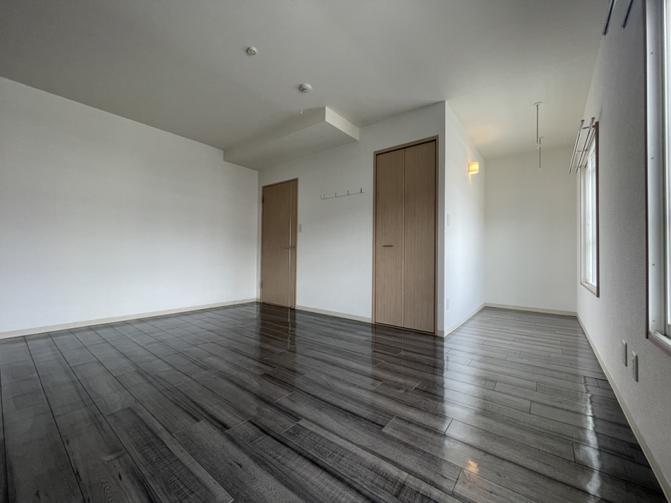 こちらは11.2帖の洋室