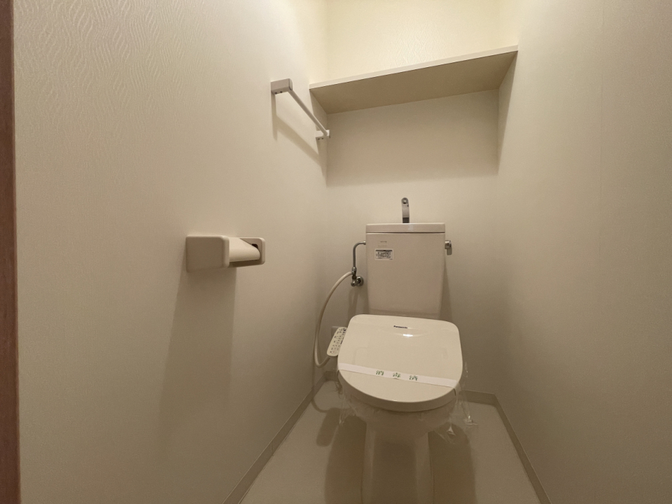 温水洗浄便座付きのトイレ