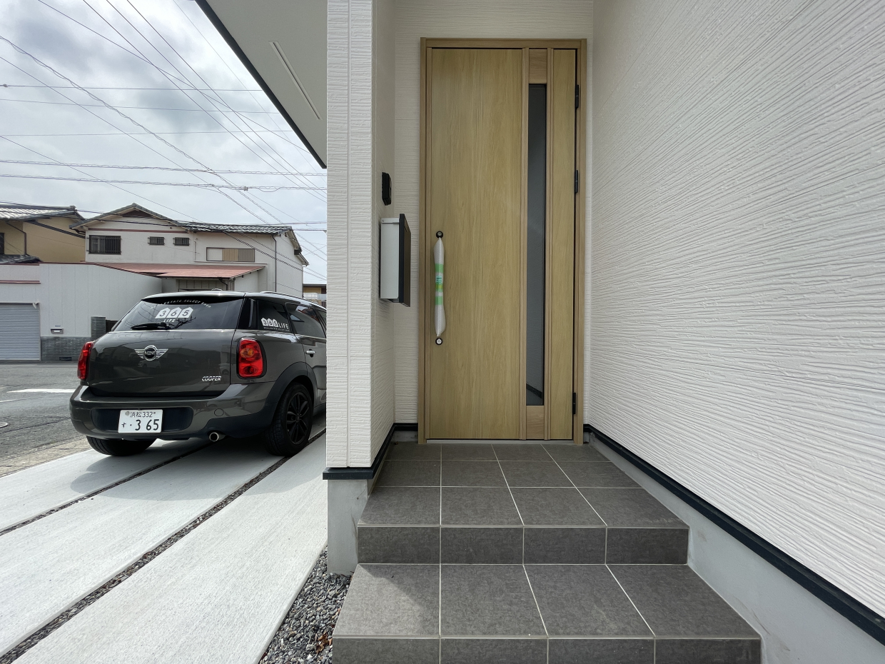 玄関扉の色も優しくてほっこりする