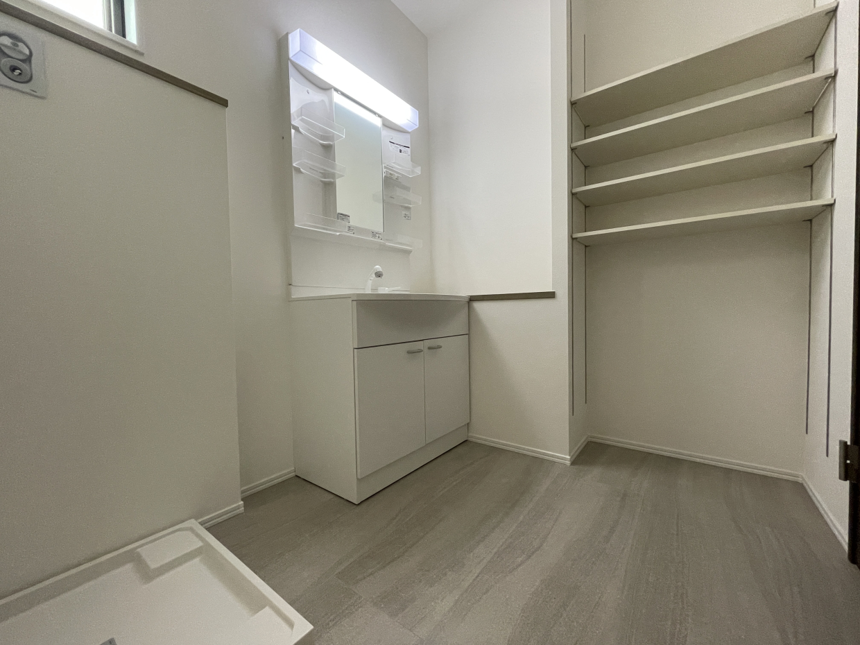 洗面スペースも広々！可動式の収納がいいね！！