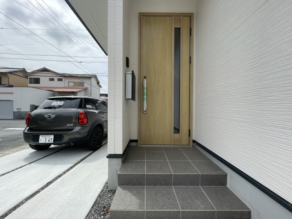 玄関扉の色も優しくてほっこりする