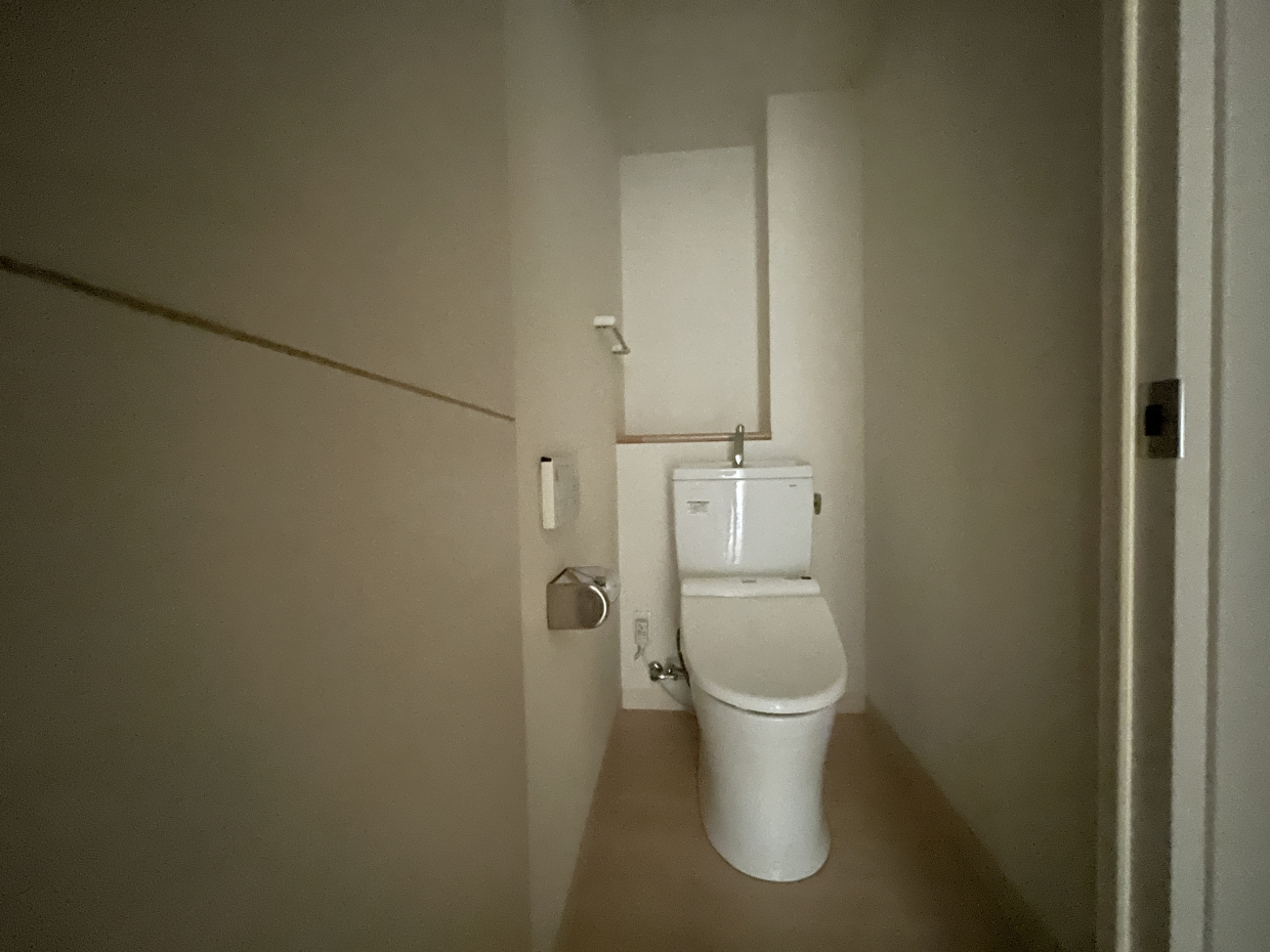 温水洗浄便座付きのトイレ