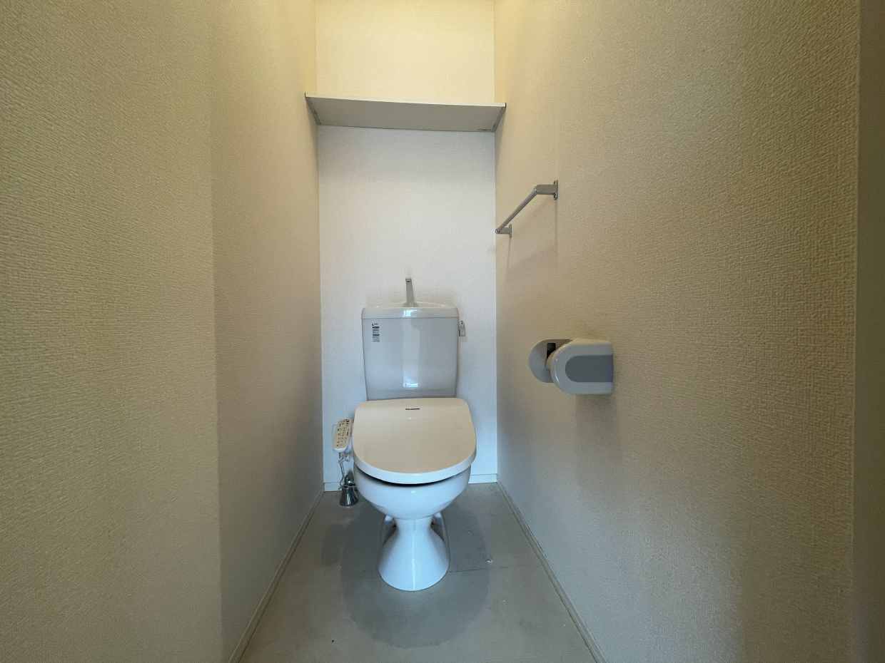 温水洗浄便座付きのトイレ