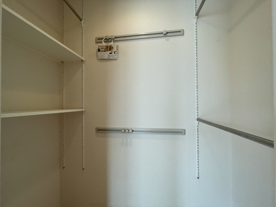 可動式ラックがついた便利な収納！