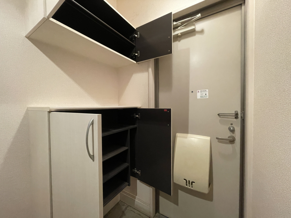 収納は上下に分かれてるので鍵やインテリアが置けるよ！