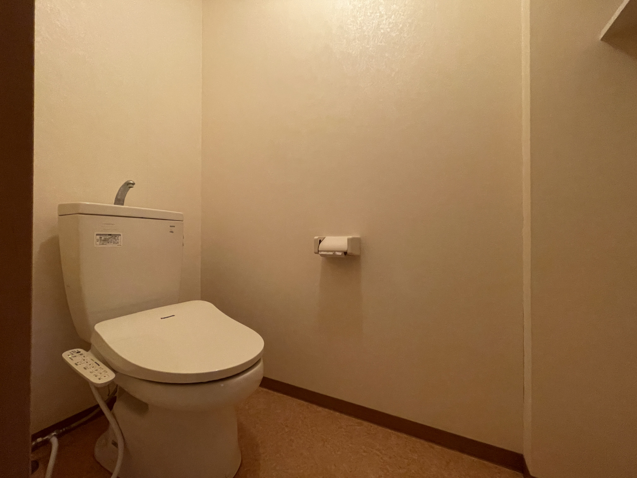 温水洗浄便座付きのトイレ