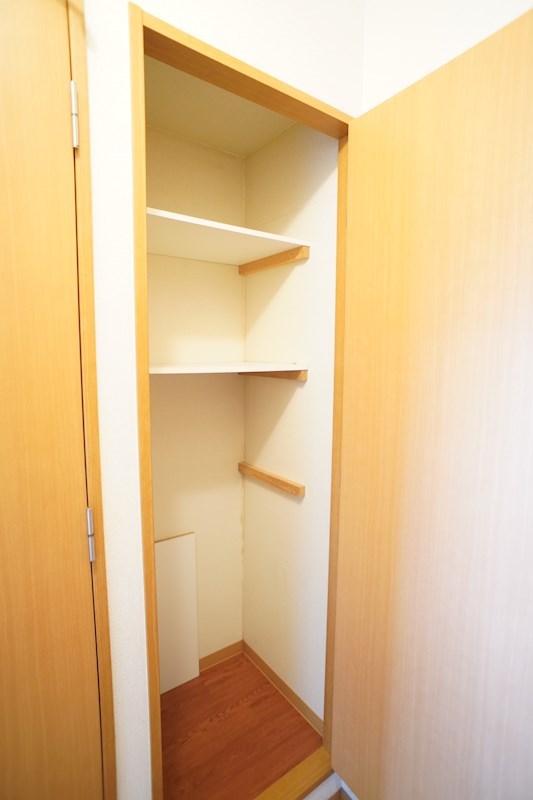 玄関にも収納スペースがあります