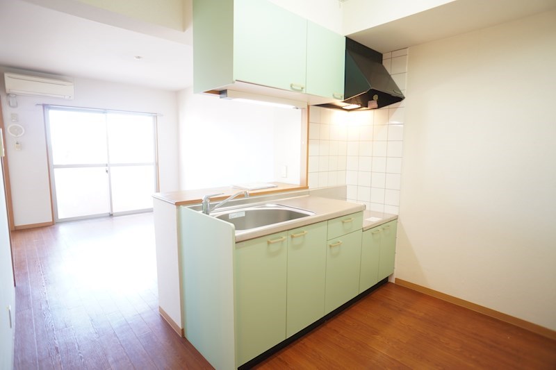 緑色のキッチンが映えますね