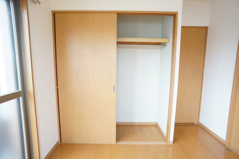 この部屋にもクローゼット付きで収納に困る事はありません！