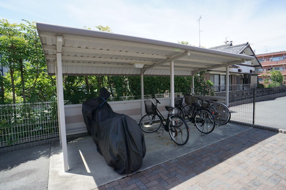 屋根付き駐輪場もあります