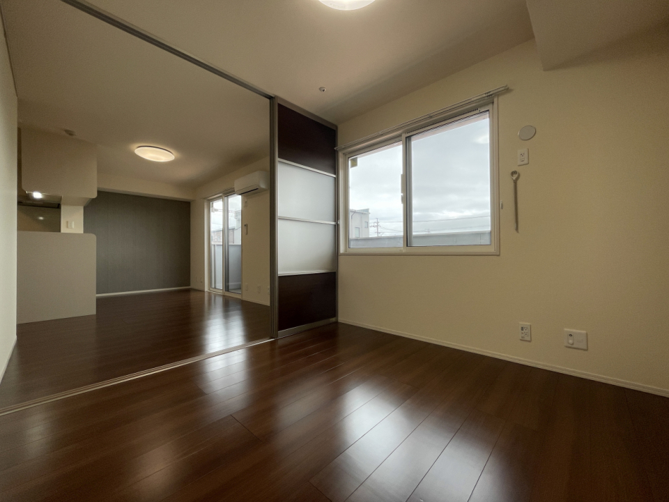 こちらは4.5帖の洋室