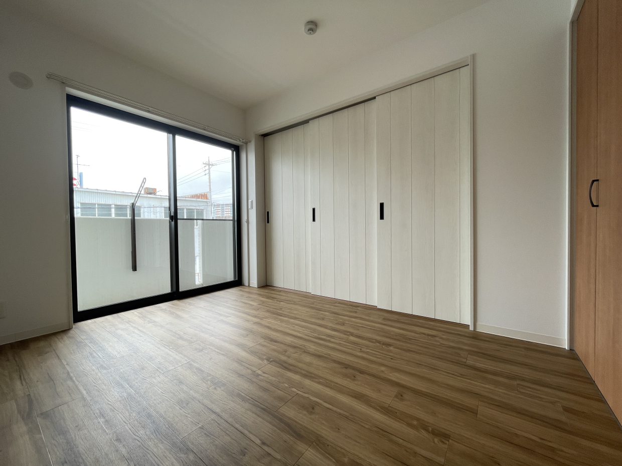 こちらは5.5帖の洋室