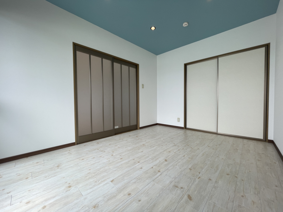 水色の天井とホワイトベースの内装が素敵です