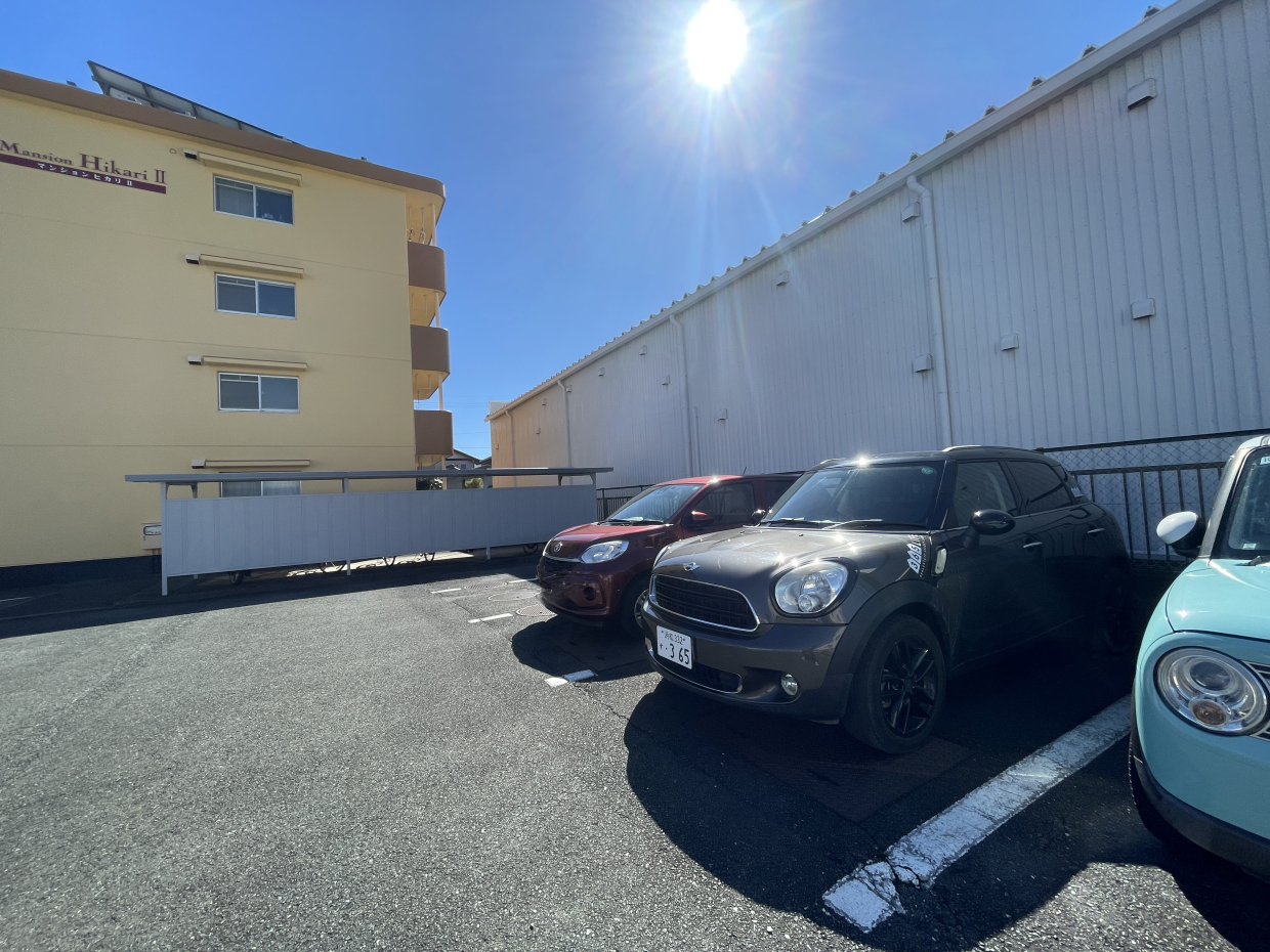 駐車スペースはゆとりがあって停めやすい