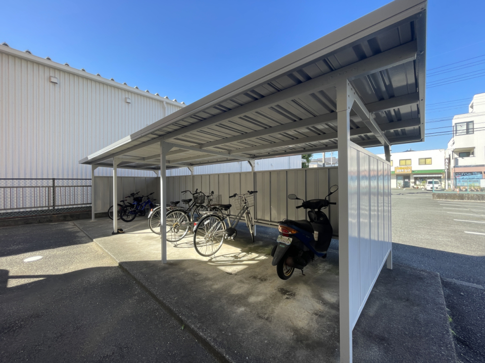 駐輪場は屋根付き