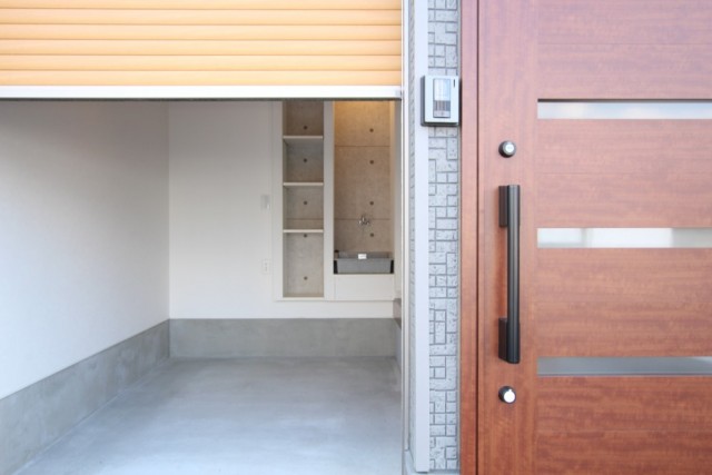 電動シャッター付きのバイク＆自転車用ガレージ付き。