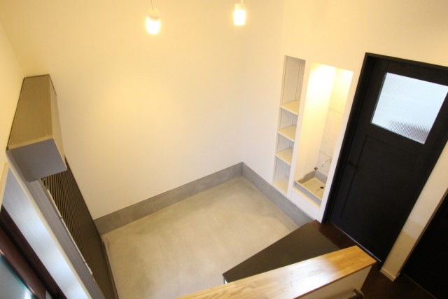 手洗い場・収納棚もガレージ内に。