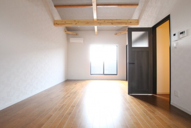 リビングは勾配天井で高さが感じられる。