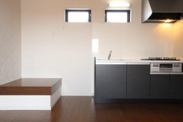 キッチンは3口コンロとグリルの付いたシステムキッチン。