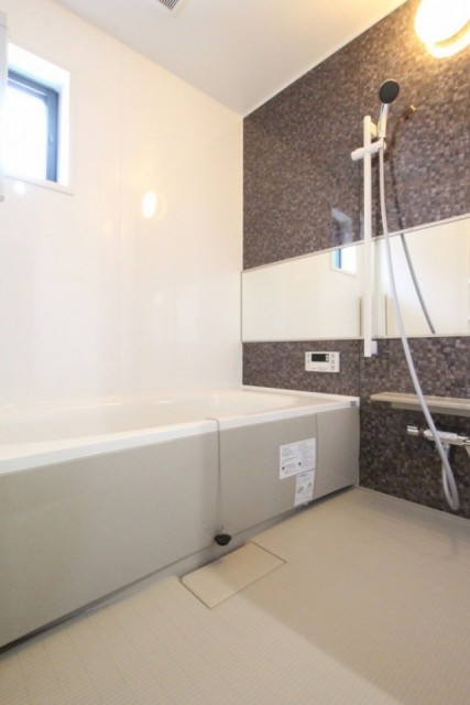 浴室は追い焚き付き。