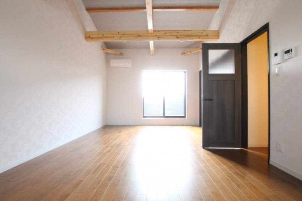 リビングは勾配天井で高さが感じられる。