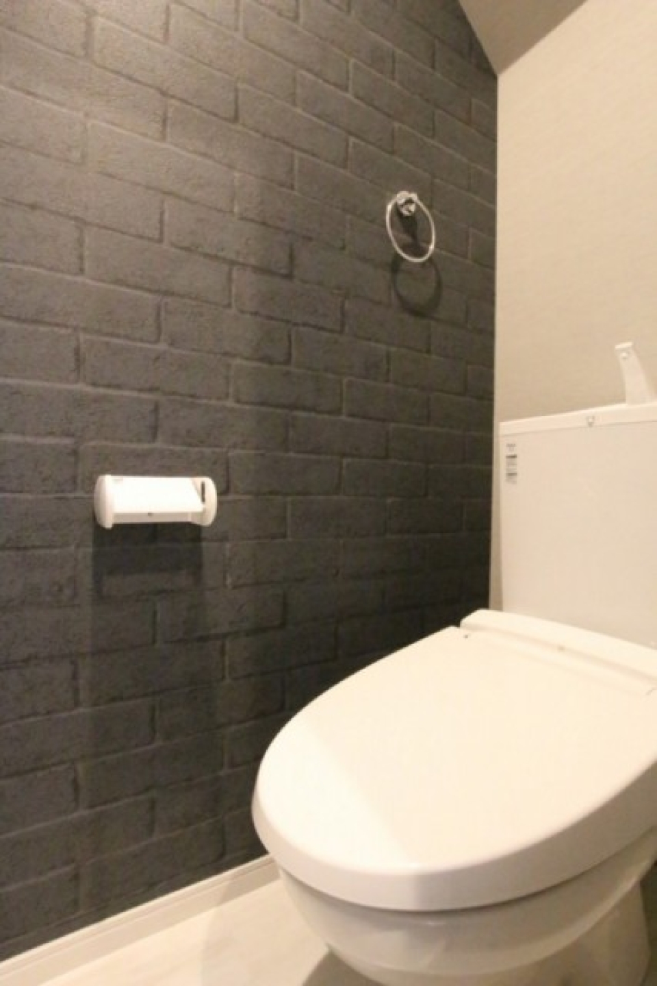 トイレはシャワートイレ付き。