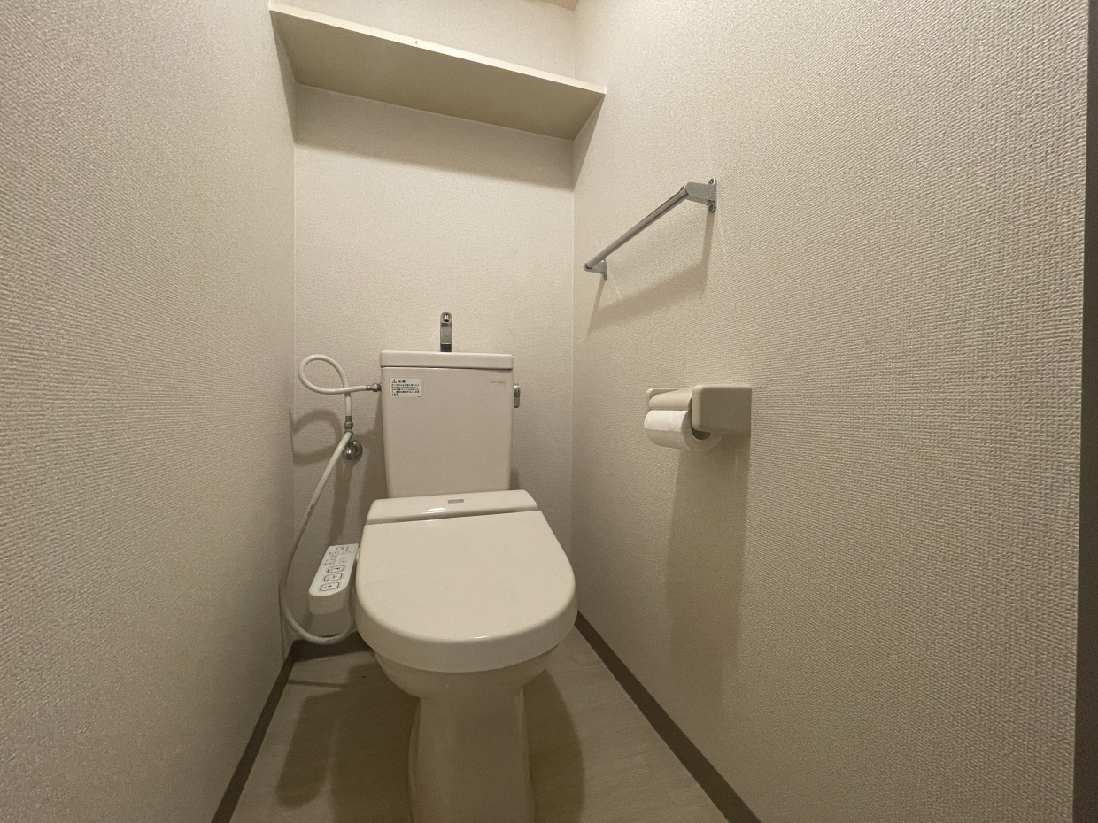 棚付き、ウォシュレット付き。