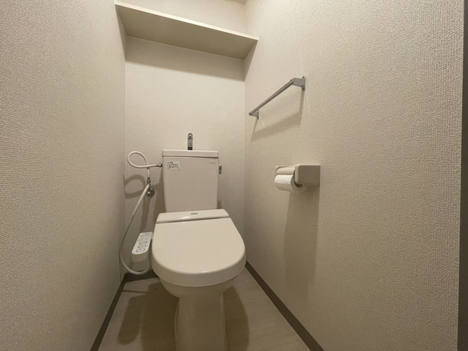 棚付き、ウォシュレット付き。