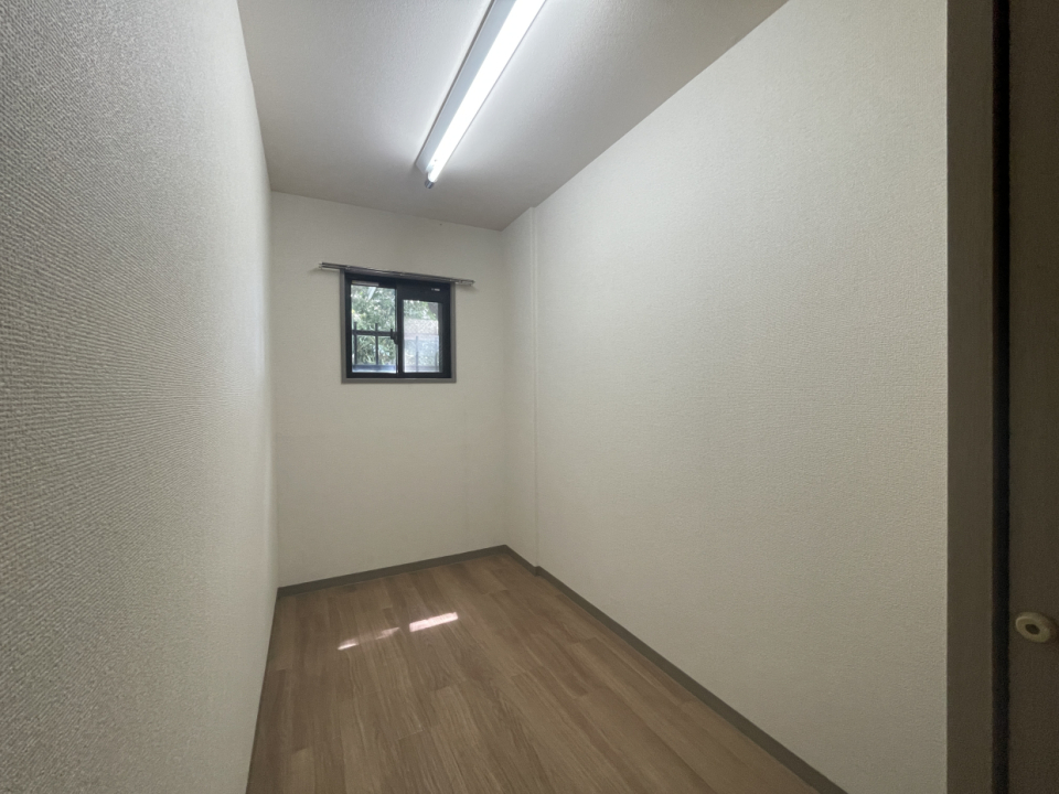 納戸なんだ、アウトドアグッズをしまうのに最適なんだ。