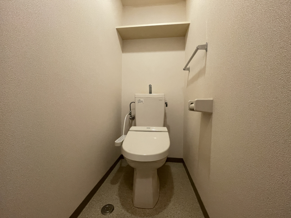 トイレは棚付き。