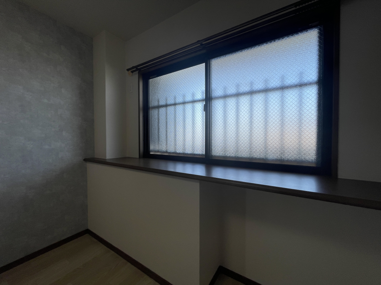 玄関通路側に窓。でも角部屋だから人影は気にならないかも。