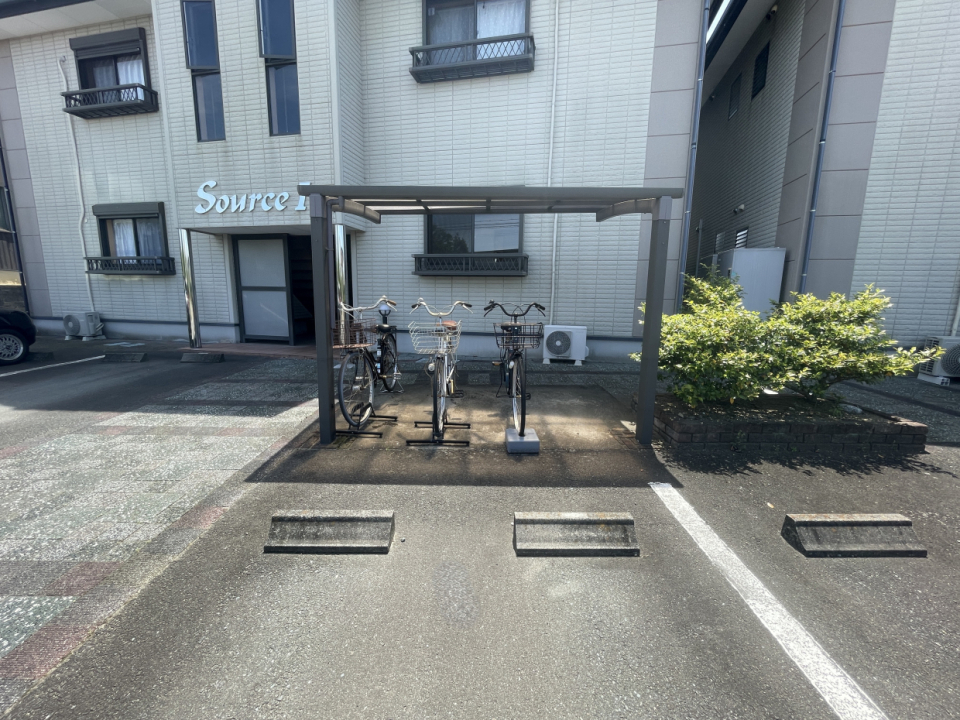 自転車はこちらに。