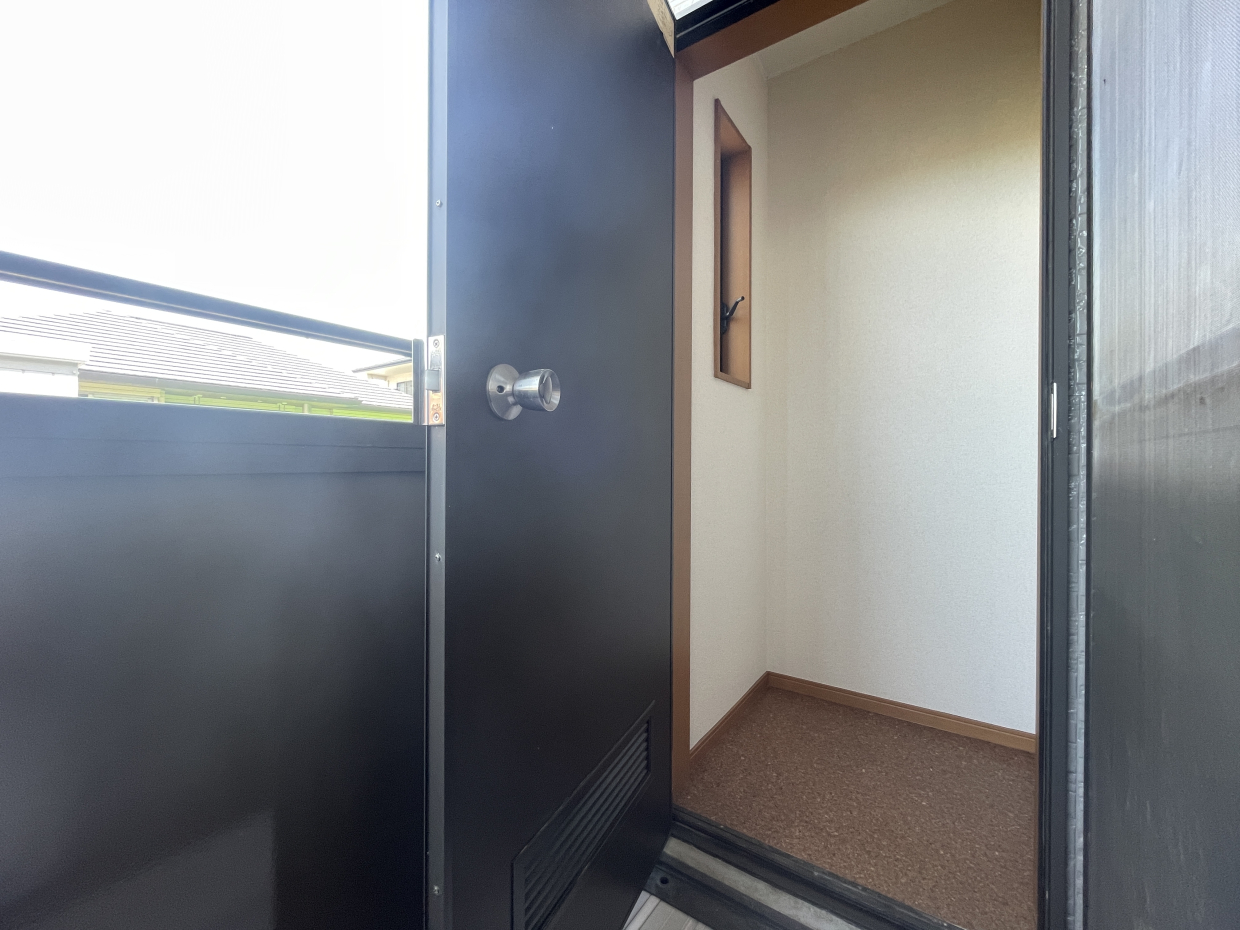 1帖もないけど、物置！？窓付き！不思議！