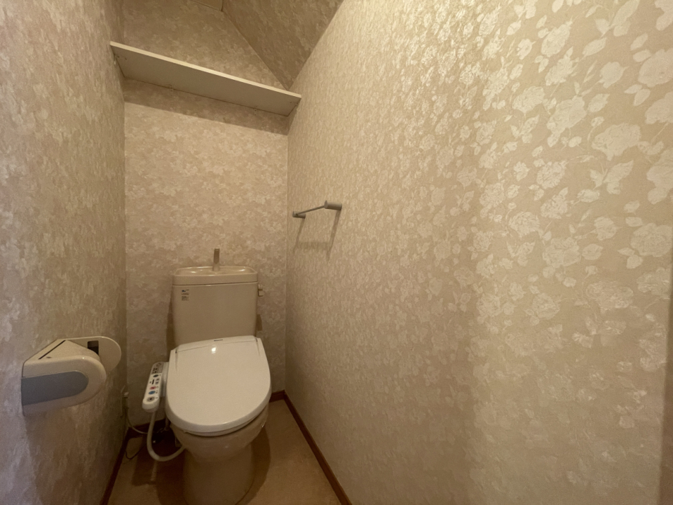 トイレは棚付き。