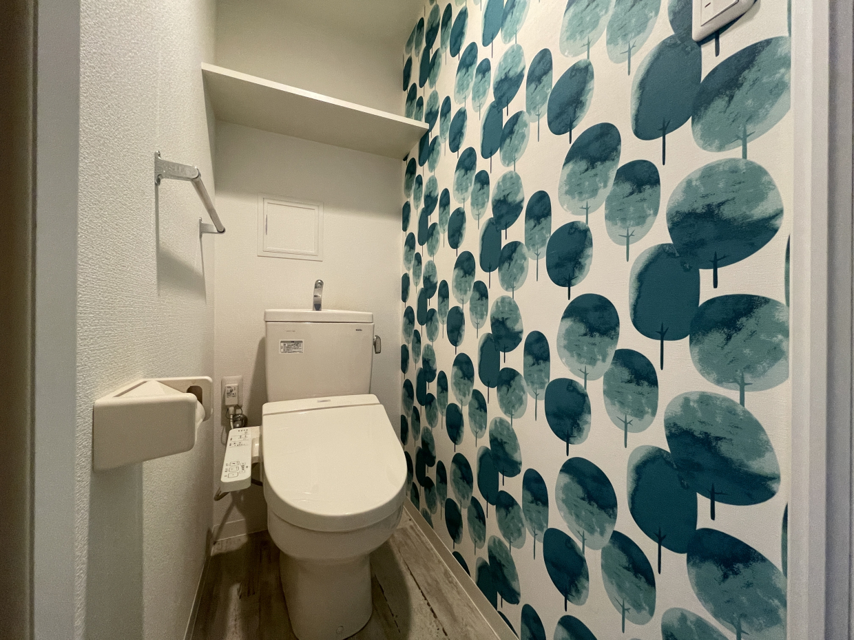 トイレのアクセントクロスがかわいい