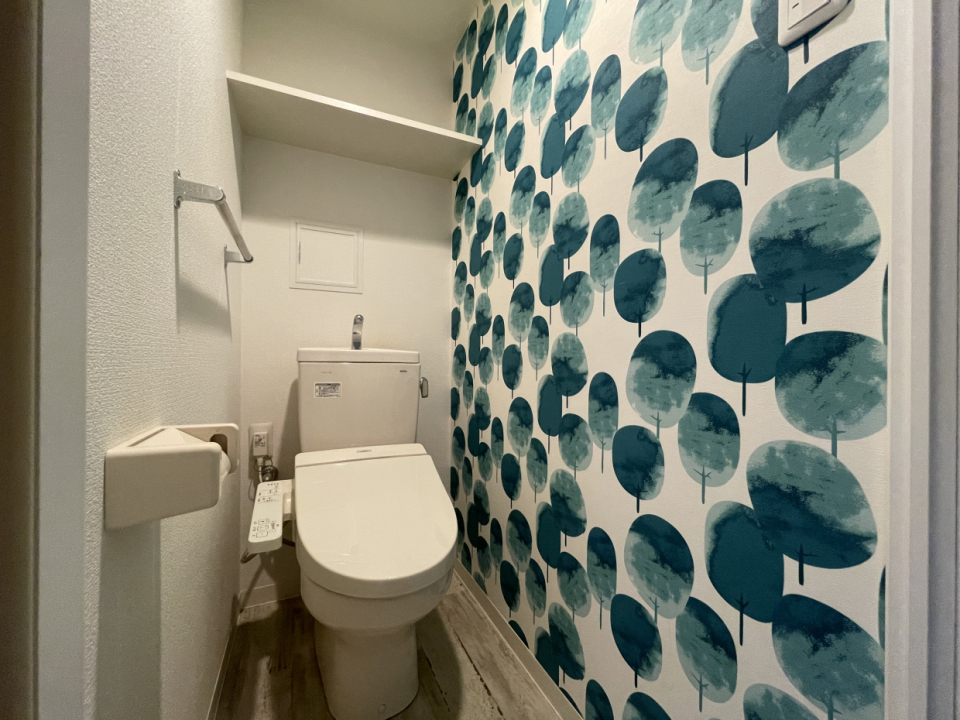 トイレのアクセントクロスがかわいい