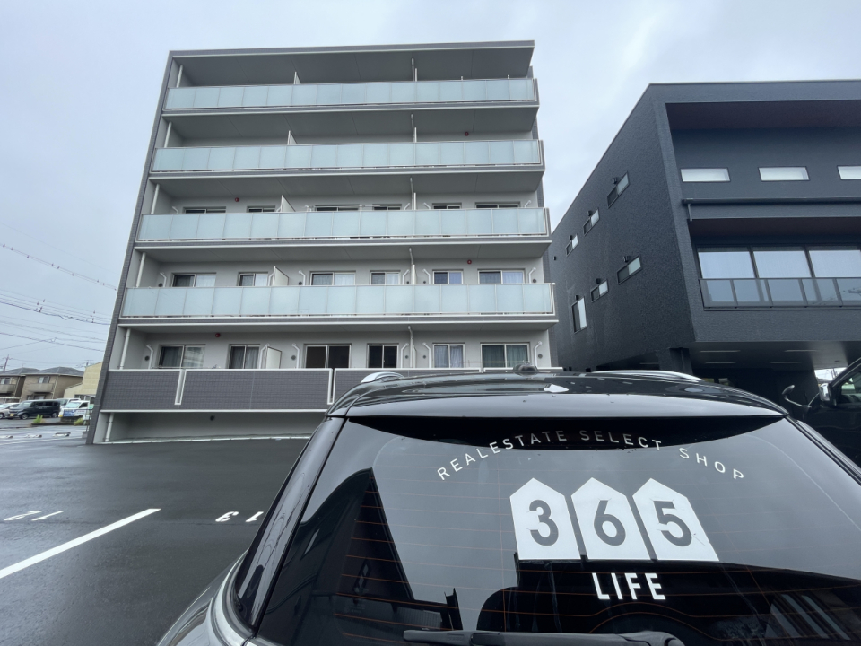 1階のバルコニーは高床式で配慮されてますね！！
