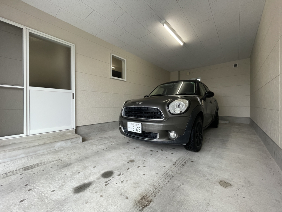 ガレージ内、建物前と駐車スペースは2台分です◎