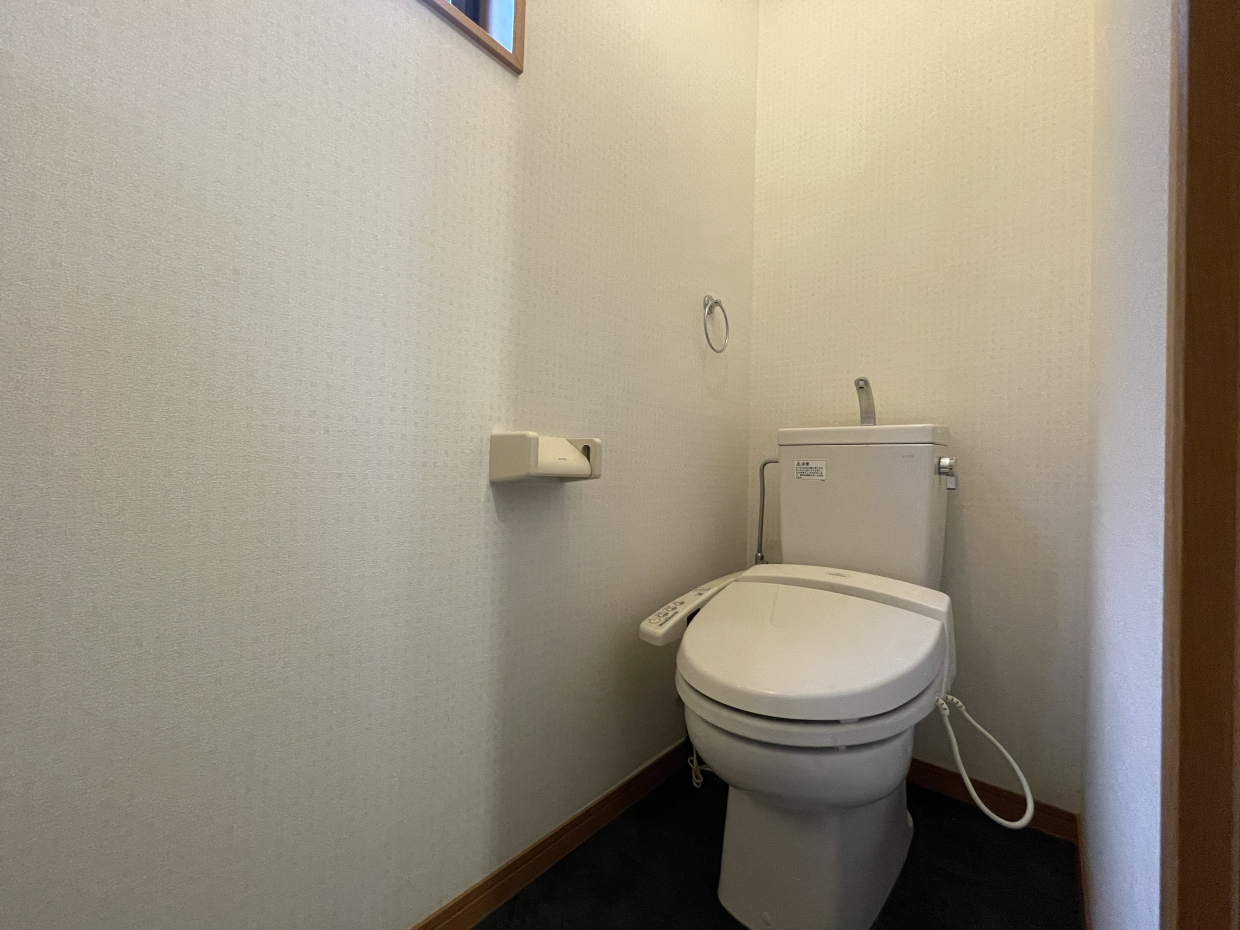 トイレは1階廊下の突き当り