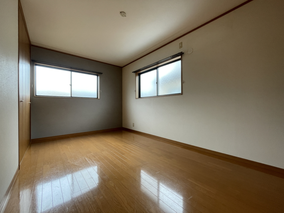 こちらはさらに広い7.5帖の洋室