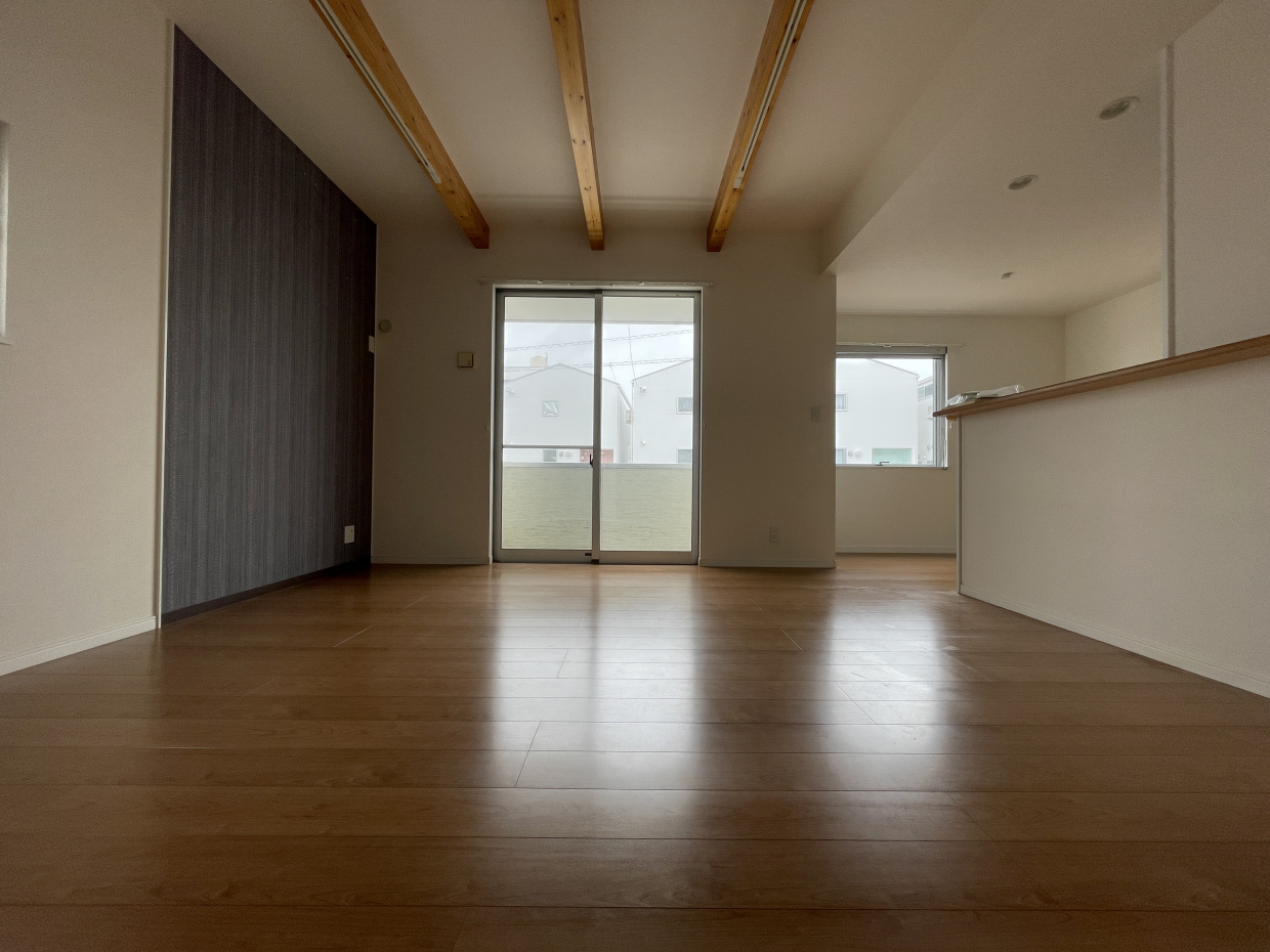 木の温もりを感じる梁見せ天井