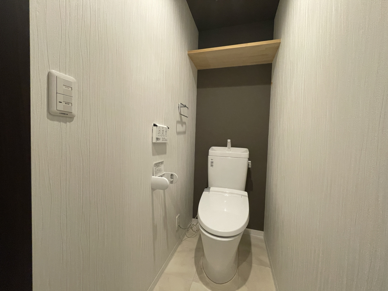 トイレ頭上のラックが便利