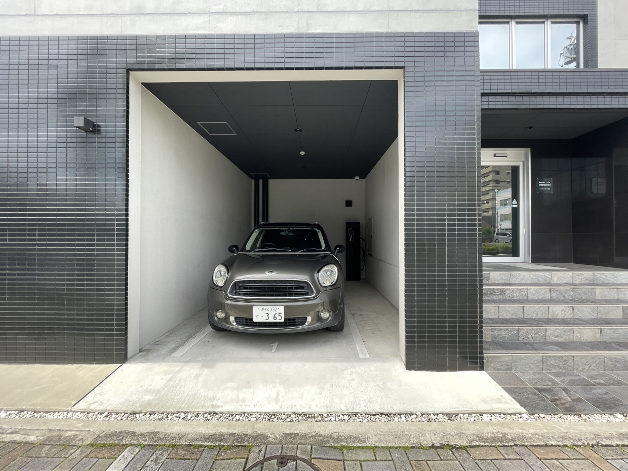 まるでガレージですね！交通量が多いので駐車は少し一苦労でした&hellip;