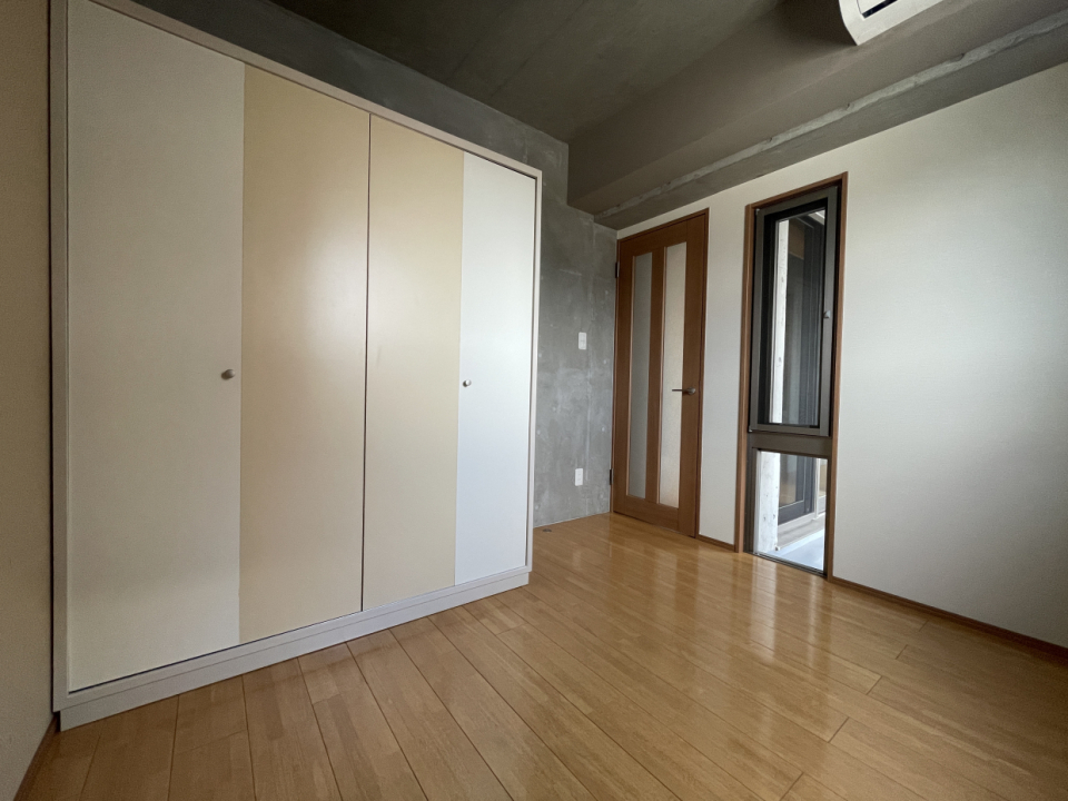 こちらは洋室5.1帖、寝室に使用しよう