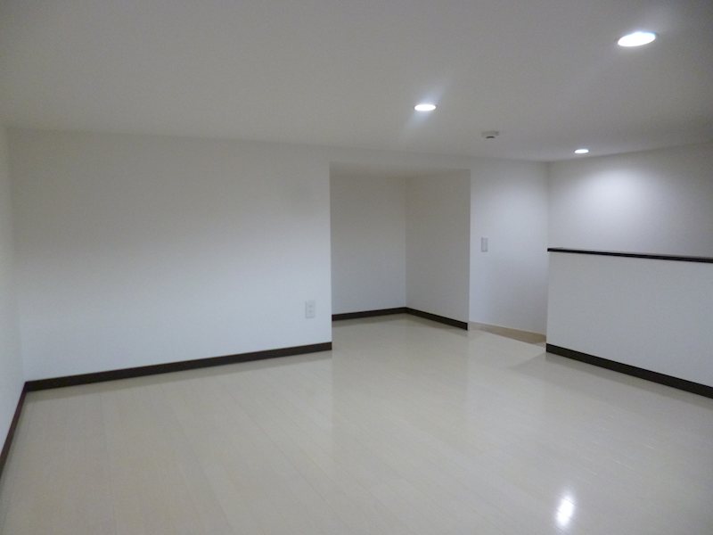 真っ白なシンプルなLDK10帖