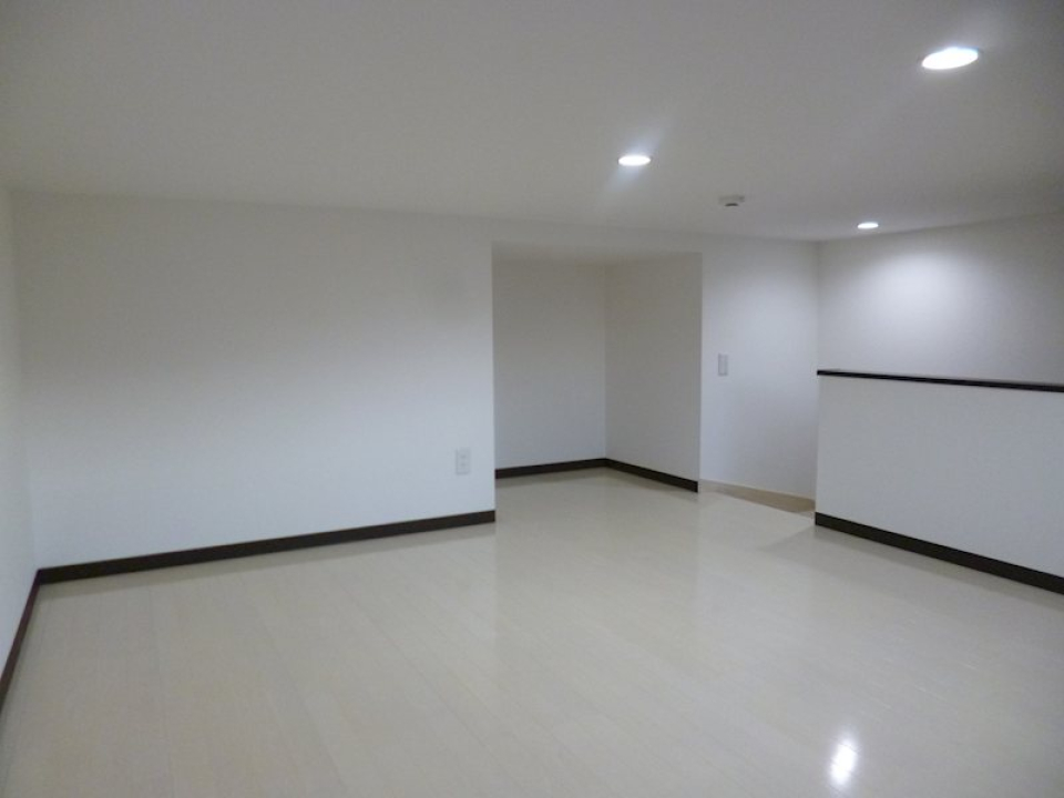 真っ白なシンプルなLDK10帖