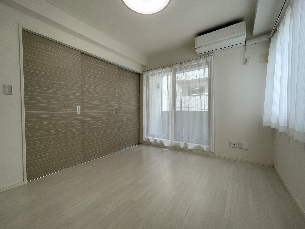 引き戸を閉めるとこんな感じ、2面採光で明るいお部屋です