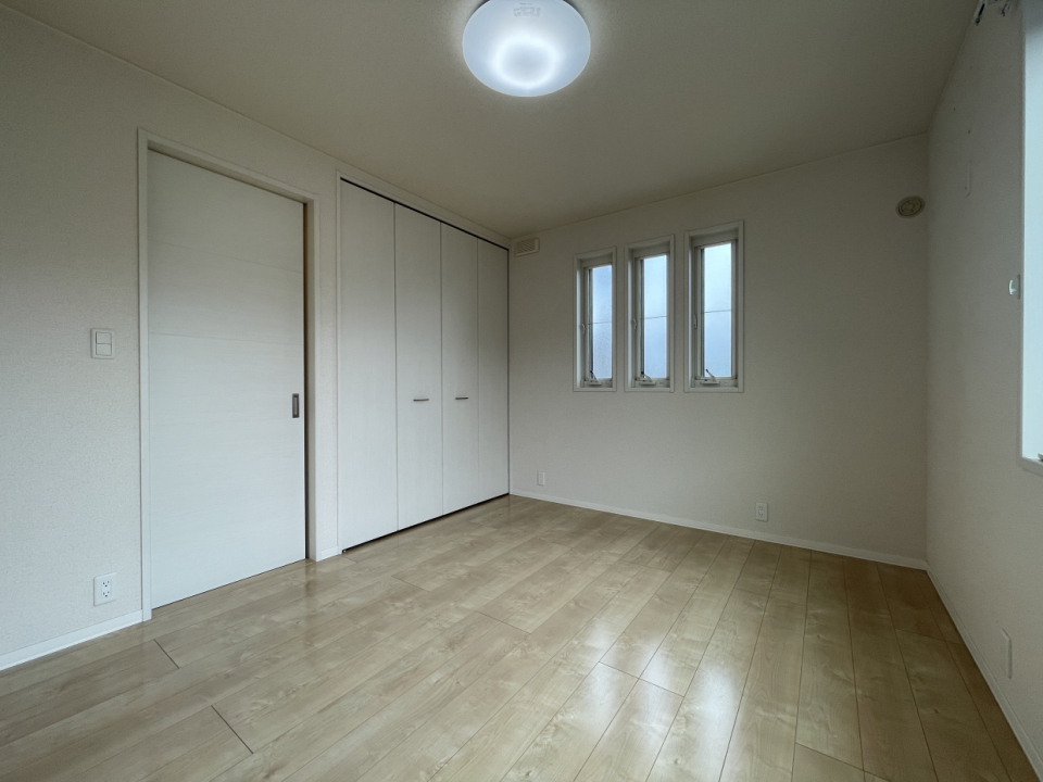 もう一部屋は6帖あります