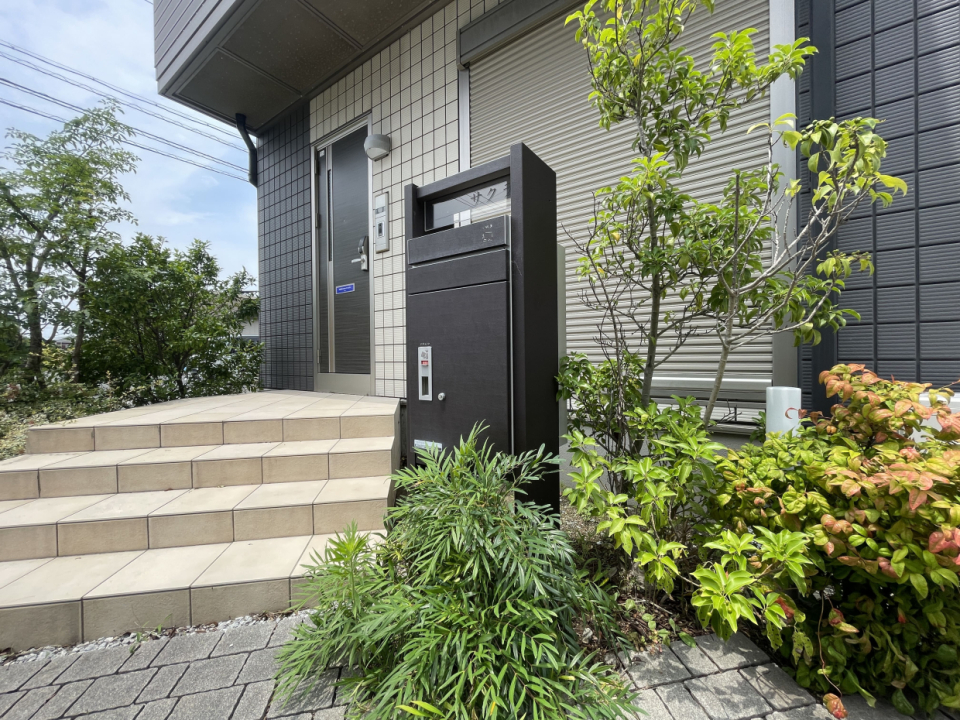 玄関の植栽が美しい！ただいまが楽しみになる貸家です