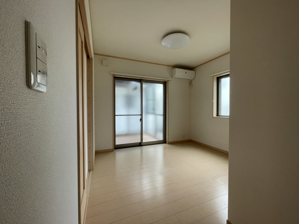 掃き出し窓からサンルームに出られます